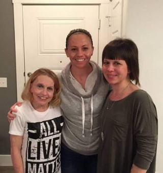 Amber Guyger (c) with her mother (L) and sister Alana Guyger (R)